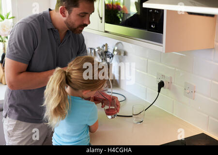 Padre e figlia frullati in cucina insieme Foto Stock