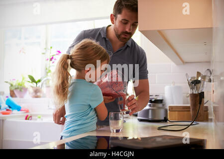 Padre e figlia frullati in cucina insieme Foto Stock