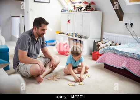 Padre e figlia gioca Domino a casa insieme Foto Stock