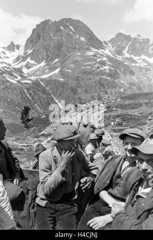 Ein Dorf entsteht am Piz Buin, Deutsches Reich 1930er Jahre. Un paese in via di sviluppo presso il Piz Buin, Germania 1930 Foto Stock