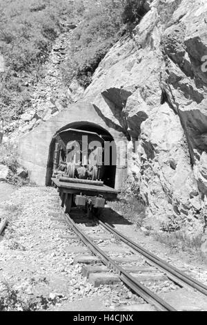 Ein Dorf entsteht am Piz Buin, Deutsches Reich 1930er Jahre. Un paese in via di sviluppo presso il Piz Buin, Germania 1930 Foto Stock