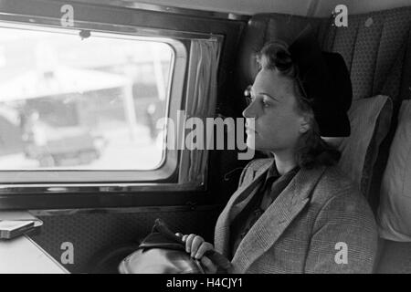 Eine Frau sitzt im Flugzeug und avviato vom Flugplatz Tempelhof di Berlino, Deutschland 1930er Jahre. Una donna seduta in un piano, pronti per il decollo dall'aeroporto Tempelhof di Berlino, Germania 1930 Foto Stock