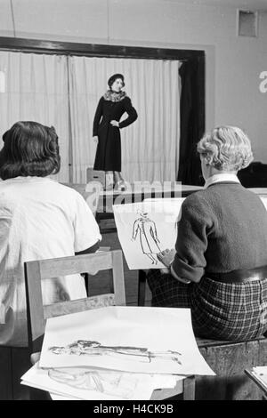 Ein Besuch der Modeschule von Wien, Deutsches Reich 1930er Jahre. Visitazione della scuola di moda a Vienna, Germania 1930 Foto Stock