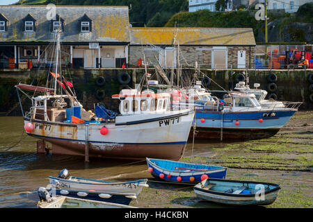 Barche da pesca ormeggiate nel porto di Mevagissey a bassa marea, Cornwall, Regno Unito Foto Stock