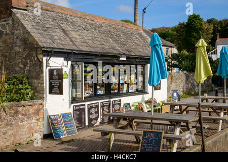 Pese a ponte vecchio edificio che ora una sala da tè e tea shop, Charlestown, Cornwall, England, Regno Unito Foto Stock