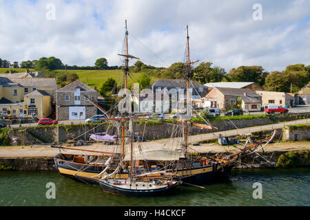 Tall navi ormeggiate nel villaggio di Charlestown Harbour, Cornwall, England, Regno Unito Foto Stock