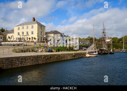 Tall navi ormeggiate nel porto di Charlestown, Cornwall, Regno Unito Foto Stock