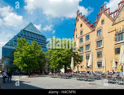 Germania, Baden-Württemberg, Ulm / Danubio, la nuova biblioteca comunale è di una costruzione pyramidenartiger Colonia architetto Gottfried Böhm, sulla destra il municipio-sud pagina Foto Stock