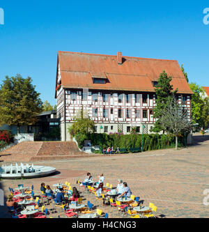 Germania, Baden-Württemberg, Villingen-Schwenningen, old parsonage nello spazio Muslen VS-SCHWENNINGEN, street cafe Foto Stock