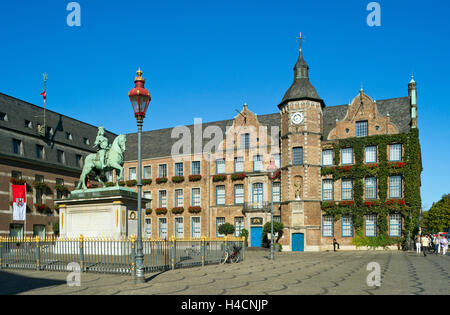 In Germania, in Renania settentrionale-Vestfalia, Dusseldorf, il vecchio municipio, il mercato e la statua equestre di Jan Wellem, Foto Stock