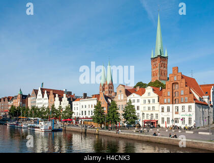 Germania, SCHLESWIG-HOLSTEIN SH, città anseatica di Lubecca, vista circa la Untertrave sulla Città Vecchia con la chiesa di St. Marien e San Pietro, chiesa di San Pietro a Lübeck sulla destra, St. Marien la chiesa sulla sinistra, tutta la città vecchia di Lubecca è riconosciuto da UNESCO del patrimonio culturale mondiale, Foto Stock