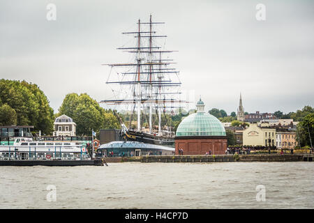 Lo storico clipper di tè Cutty Sark visto dal fiume Tamigi. Greenwich, Londra, Inghilterra, Regno Unito Foto Stock