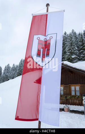 Austria Vorarlberg, Montafon, silver valley, bandiera Vorarlberg davanti al Knappa Stoba Foto Stock