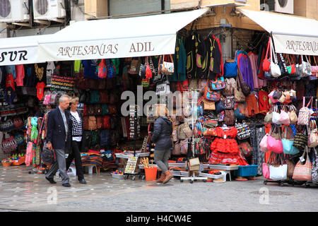 Spagna, Andalusia, souvenir business nella città vecchia Granada Foto Stock