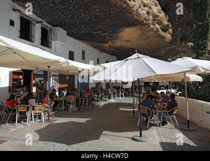 Spagna, Andalusia, villaggio bianco nella Sierra de Grazalema, a Setenil de leggere Bodegas di una piccola parrocchia tra Ronda e Olvera in provincia di Cadice, centro storico le cui case sono state costruite in loro e sotto le rocce è Cuevas de la Sombra, shadow box e Cue Foto Stock