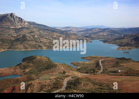 Spagna, Andalusia, Zahara de la Sierra in provincia di Cadice, nella Ruta de off Pueblos Blancos, street villaggi bianchi, vista dal castello Maurischen sul serbatoio Embalse de Zahara e il paesaggio di montagna Foto Stock