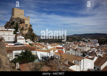 Spagna, Andalusia, parrocchia Olvera in provincia di Cadice, lain nella Ruta de off Pueblos Blancos, street villaggi bianchi, vista sul posto e Castillo Arabe Foto Stock