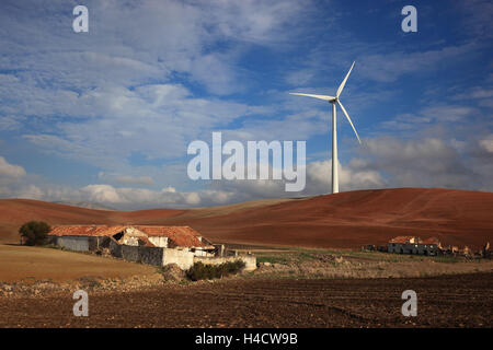 Spagna, Andalusia, turbina eolica e nella parte anteriore di essa decadeva, uscito dalla Case, agriturismo Foto Stock