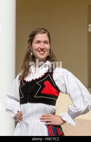 Giovane donna in Ungherese del costume tradizionale, Budapest, Ungheria, Europa Foto Stock