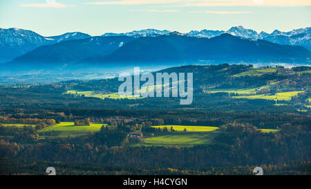 L'Europa, in Germania, in Baviera, Baviera superiore, vista da Hohenpeißenberg verso le Alpi Foto Stock