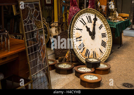 L'Europa, Francia, Parigi, il mercato delle pulci, Marché aux Puces de Clignancourt, Orologi Foto Stock