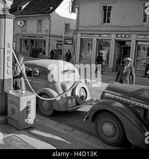 Zwei Opel Wagen und ihre Fahrer un einer Tankstelle Shell in Österreich, 1930er Jahre. Due vetture Opel e i loro autisti presso un distributore di benzina Shell in Austria, 1930s. Foto Stock