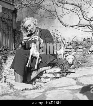 Eine Frau aus dem Kunstgewerbe bei und mit ihrer Arbeit, Deutschland 1930er Jahre. Una donna di arti applicate a e con la sua quotidiana attività, Germania 1930s. Foto Stock