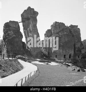 Die Externsteine bei Horn im Teutoburger Wald, Deutschland 1930er Jahre. Externsteine rock formazione vicino al Corno della Foresta Teutoburg, Germania 1930s. Foto Stock