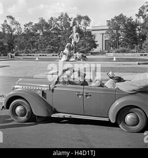 Ein Opel Admiral Cabrio fährt durch München, Deutschland 1930er Jahre. Un modello Opel Admiral guidando attraverso Monaco di Baviera, Germania 1930s. Foto Stock