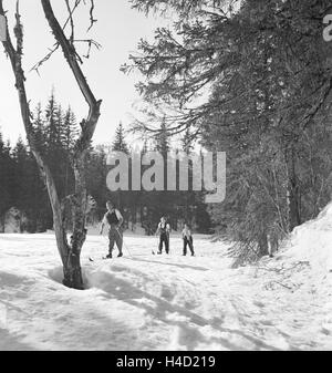 Ein Ausflug in ein Skigebiet in Bayern, Deutsches Reich 1930er Jahre. Un viaggio in una regione di sci in Baviera, Germania 1930s. Foto Stock