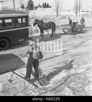 Skigebiet am Feldberg im Schwarzwald, Deutsches Reich 1930er Jahre. La regione di sci a monte Feldberg nella Foresta Nera, Germania 1930s. Foto Stock