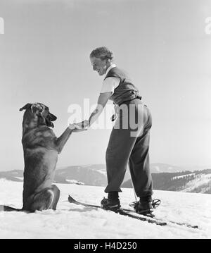 Ein Ausflug in das Skigebiet Reheberg im Erzgebirge, Deutsches Reich 1930er Jahre. Un'escursione per la regione sciistica di Reheberg nelle montagne Erz, Germania 1930s. Foto Stock