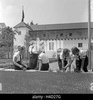 Il BdM Mädchen bei einer Pausa in der Haushaltungsschule Greifenberg, Deutschland 1930er Jahre. Il BdM ragazze avente una rottura a livello interno la scienza scuola a Greifenberg, Germania 1930s. Foto Stock