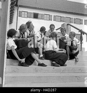 Il BdM Mädchen bei einer Pausa in der Haushaltungsschule Greifenberg, Deutschland 1930er Jahre. Il BdM ragazze avente una rottura a livello interno la scienza scuola a Greifenberg, Germania 1930s. Foto Stock