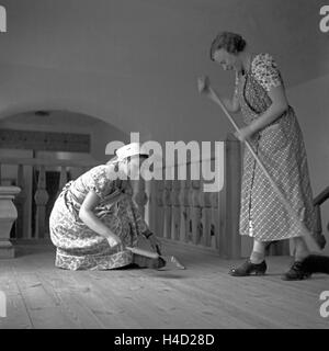 Il BdM Mädchen beim Stuben- und Revierreinigen in der Haushaltungsschule Greifenberg, Deutschland 1930er Jahre. Il BdM ragazze facendo la pulizia della casa a livello interno la scienza scuola a Greifenberg, Germania 1930s. Foto Stock