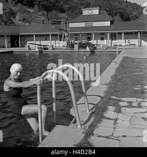 Eine Frau steigt aus dem Schwimmbecken im Kurbad von Wildbad im Schwarzwald, Deutschland 1930er Jahre. Una donna scendere l'acqua in vasca termale Wildbad nella Foresta Nera, Germania 1930s. Foto Stock