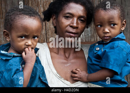 Madre con i suoi gemelli. Ella ha rifiutato di abbandonare la loro malgrado della tradizione locale e ordinare i genitori a farlo ( Madagascar) Foto Stock