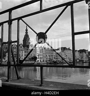 Hafen und Altstadt mit Nikolaikirche in Elbing durch das Geländer einer Brücke, Masuren, Ostpreußen, Deutschland 1930er Jahre. Habror e la città vecchia con la chiesa di San Nicola a Elbing, visto attraverso la ringhiera di un ponte, la Masuria - Prussia orientale, Germania 1930s. Foto Stock