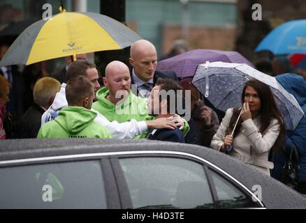 Arrivano persone in lutto per i funerali del boxeur Mike Towell presso la cattedrale di Sant'Andrea, Dundee. Foto Stock