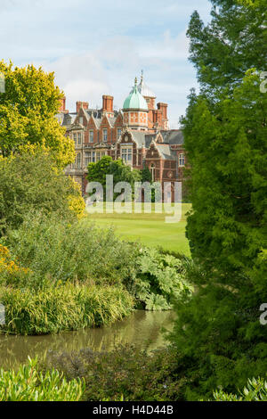 Sandringham House e il lago, Norfolk, Inghilterra Foto Stock