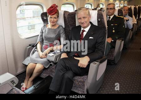 Re Philippe - Filip del Belgio e della regina Mathilde del Belgio nella foto durante il loro viaggio in treno shinkanzen di Nagoya il giorno 4 di una visita di stato in Giappone del belga Royals, giovedì 13 ottobre 2016, a Nagoya, Giappone. BELGA PISCINA FOTO FRED SIERAKOWSKI Foto Stock