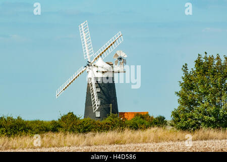 Il mulino a vento di torre, Burnham Overy Staithe, Norfolk, Inghilterra Foto Stock