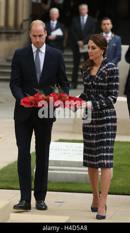 Il Duca e la Duchessa di Cambridge a Manchester Town Hall, dove hanno deposto una corona di fiori prima di vedere una parte del governo del Regno Unito primo Wold guerra centenario campagna, durante una giornata di impegni a Manchester. Foto Stock