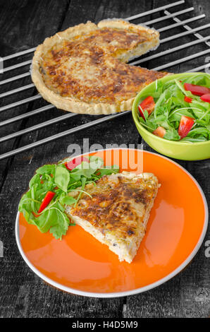 Il francese quiche con formaggio e paprica insalata di rucola Foto Stock