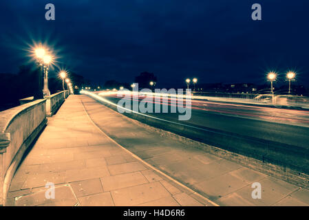 Sentieri di luce dal traffico su Kingston Bridge di Londra Foto Stock