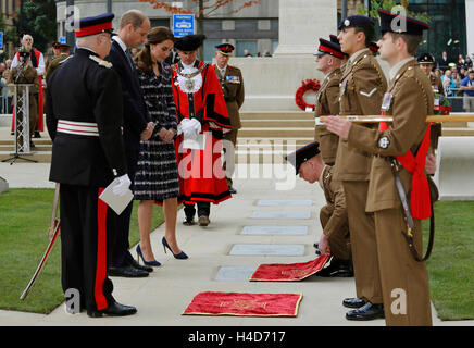 Il Duca e la Duchessa di Cambridge assistere ad una pavimentazione in pietra cerimonia per Victoria Cross i destinatari a Manchester il Cenotafio durante una giornata di impegni a Manchester. Foto Stock