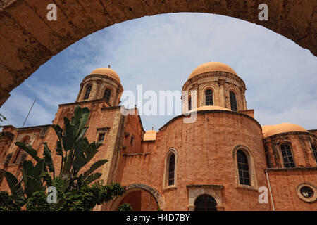 Creta, penisola di Akrotiri, Moni Agada Triada, il chiostro della Santissima Trinità, parte la chiesa della cupola Foto Stock