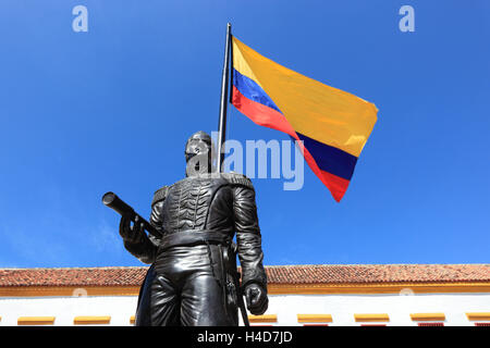 Repubblica della Colombia, Departamento Bolivar, città Cartagena de Indias, statua Jose Padilla con la bandiera del paese di fronte al gesuita chiostro della Casa de Jesuitas off, Foto Stock