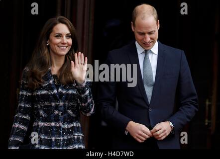 Il Duca e la Duchessa di Cambridge a Manchester Town Hall, dove hanno deposto una corona di fiori prima di vedere una parte del governo del Regno Unito primo Wold guerra centenario campagna. Foto Stock