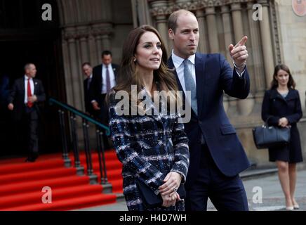 Il Duca e la Duchessa di Cambridge a Manchester Town Hall, dove hanno deposto una corona di fiori prima di vedere una parte del governo del Regno Unito primo Wold guerra centenario campagna. Foto Stock